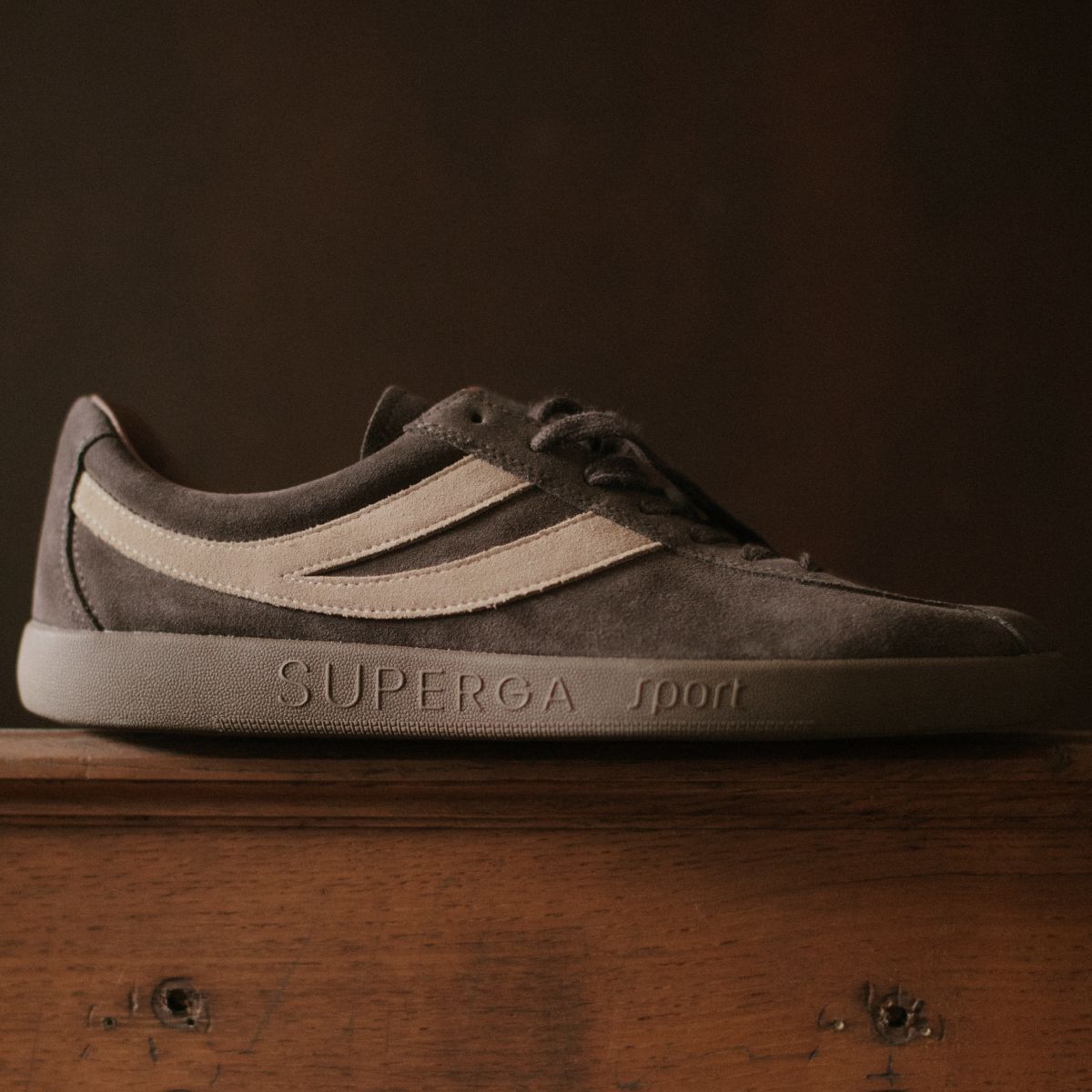 Superga: <h2 class="h1 hero__title" style="font-weight: bold">Capri</h2> Zwischen Sport und Tradition, das Modell aus den Archiven der 60er Jahre