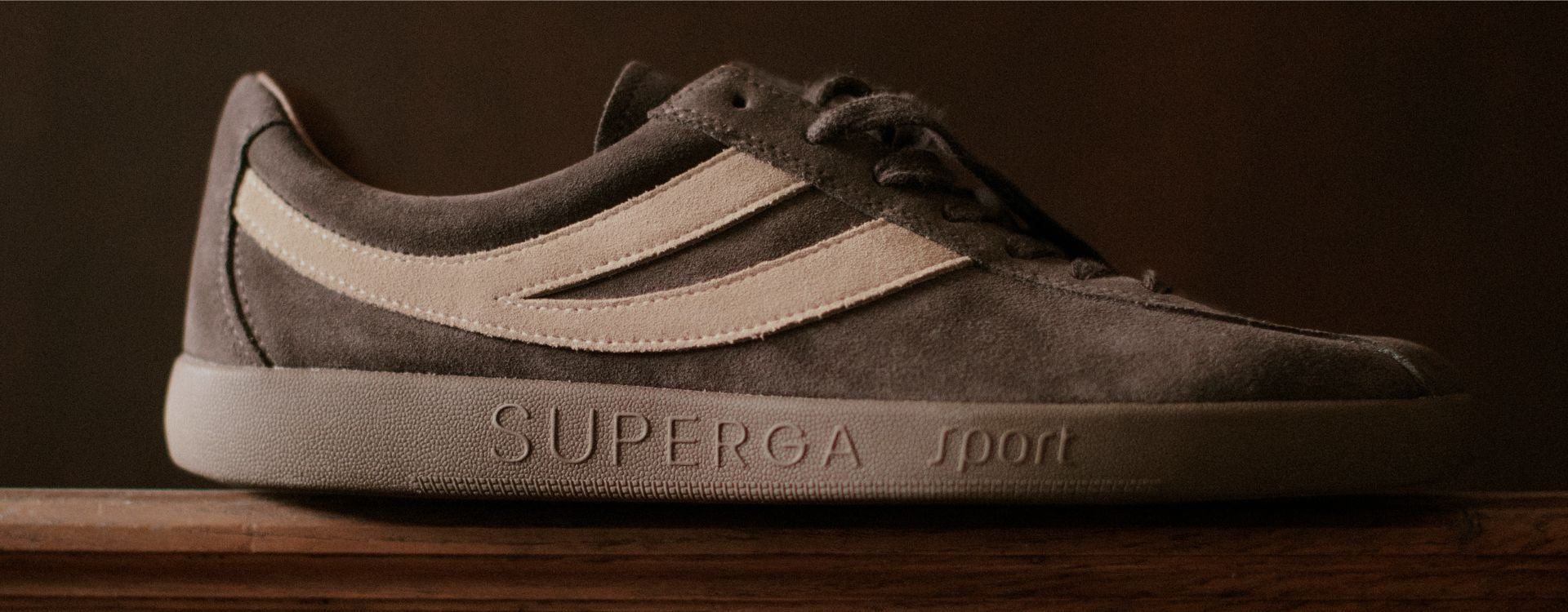 Superga: <h2 class="h1 hero__title" style="font-weight: bold">Capri</h2> Zwischen Sport und Tradition, das Modell aus den Archiven der 60er Jahre